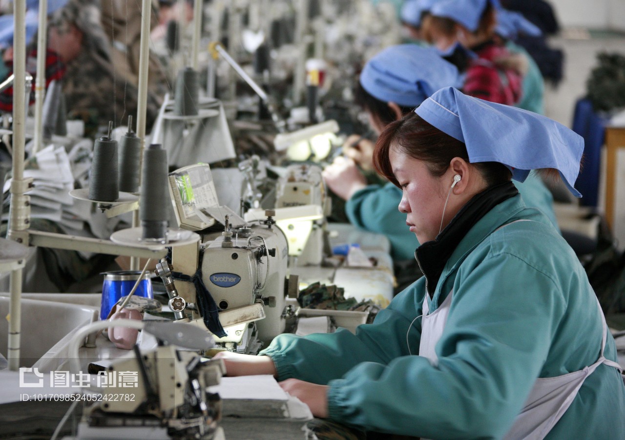 创意图片:安徽省淮北市秋艳服装厂的女职工在加工出口到欧美地区的服装产品。